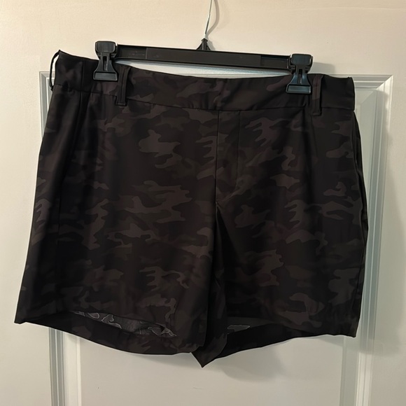 SPANX Sunshine Shorts in black camouflage, Large - Picture 4 of 7